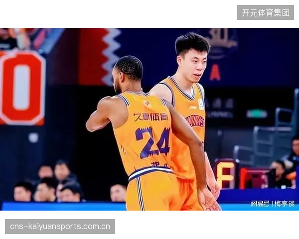 上海队后卫古德温季后赛场均贡献24.2分和7.4次助攻，位列得分榜第二并盘活全队进攻。